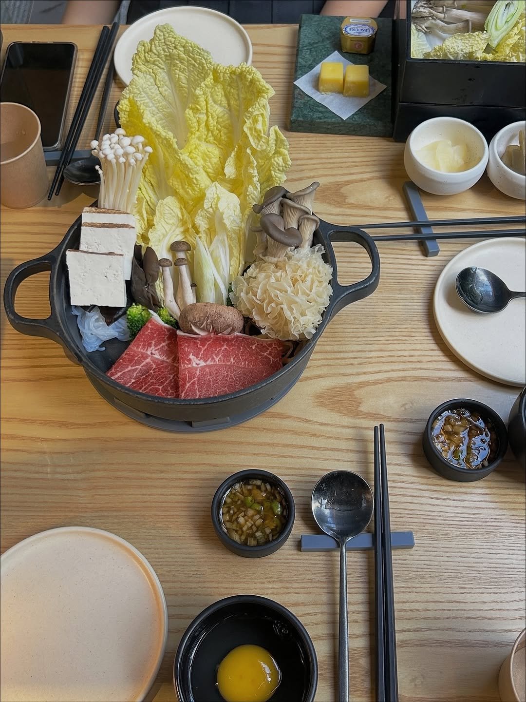 Photo by 인앤아웃그림책연구소 on November 04, 2025. May be an image of hot pot, fondue, ramen, beef, pot and text.