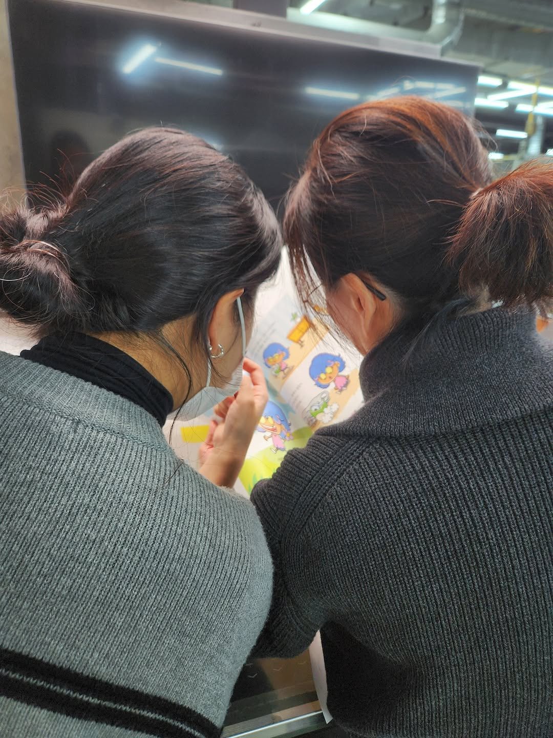 Photo shared by 인앤아웃그림책연구소 on October 30, 2025 tagging @piginjeans. May be an image of one or more people, people studying, newspaper and text.