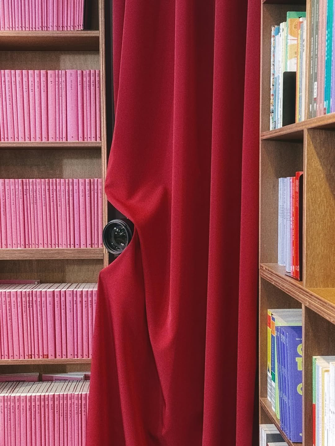 Photo by 인스크립트 Inscript on September 18, 2025. May be an image of curtains, book and text.
