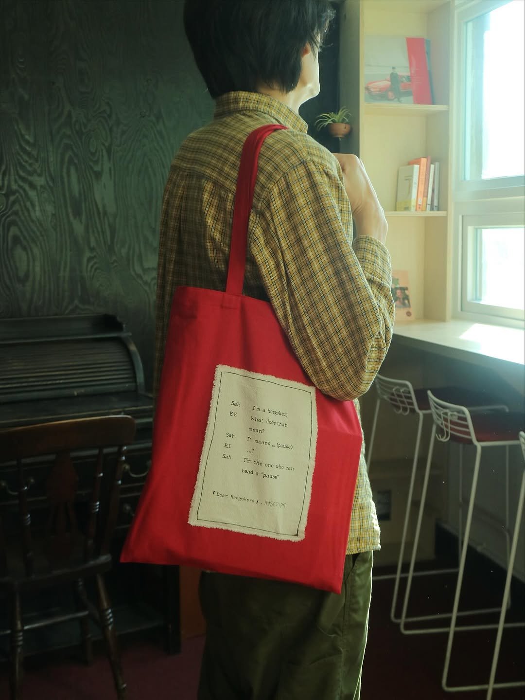 Photo shared by 그래서그랬어 𝙜𝙧𝙖𝙨𝙨𝙜𝙡𝙖𝙨𝙨 on November 05, 2025 tagging @inscriptbooks. May be an image of tool bag, grocery bag, purse and text.