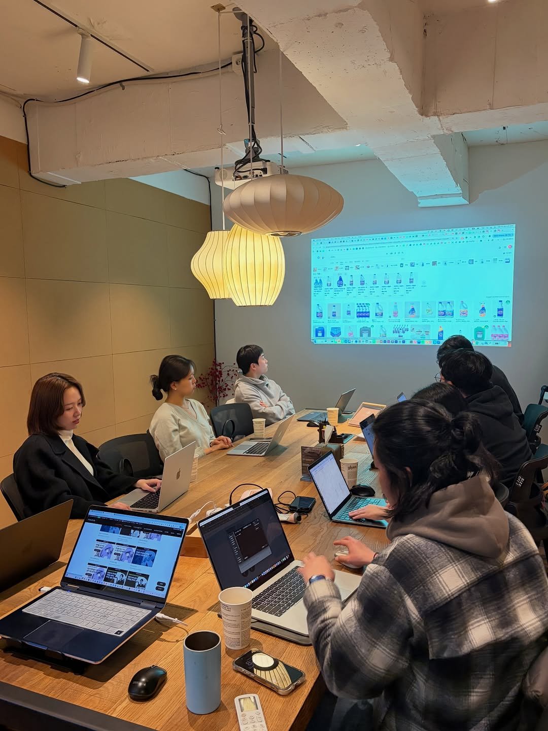 Photo by 인사이터 on March 13, 2026. May be an image of studying, table, bureau, screen, office and text.