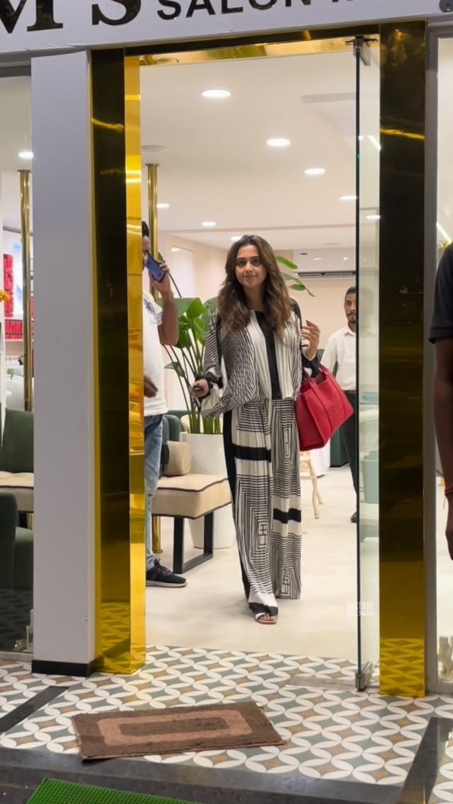 instantbollywood 게시물 이미지: Tejasswi Prakash Spotted in Juhu...