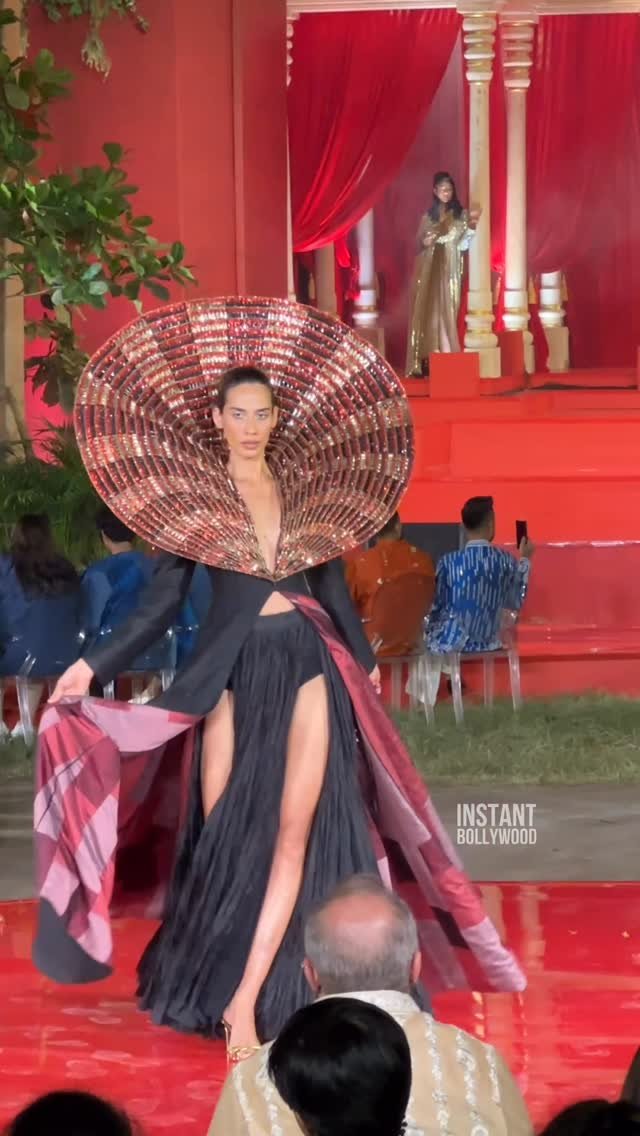 instantbollywood 게시물 이미지: Glam night in Mumbai! Fashion show vibes...