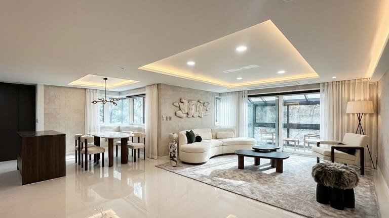 Photo by 인테리어티쳐 | 하이엔드 인테리어 컨설팅 on February 14, 2026. May be an image of lighting, sofa, living room, indoors and text.