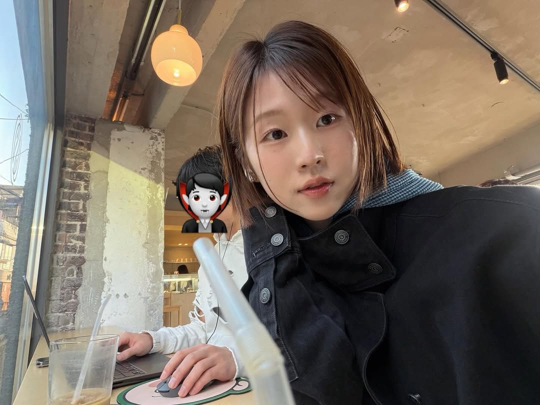 Photo by 인팁걸 on March 08, 2026. May be an image of one or more people, hair, duffle coat, parka and text.