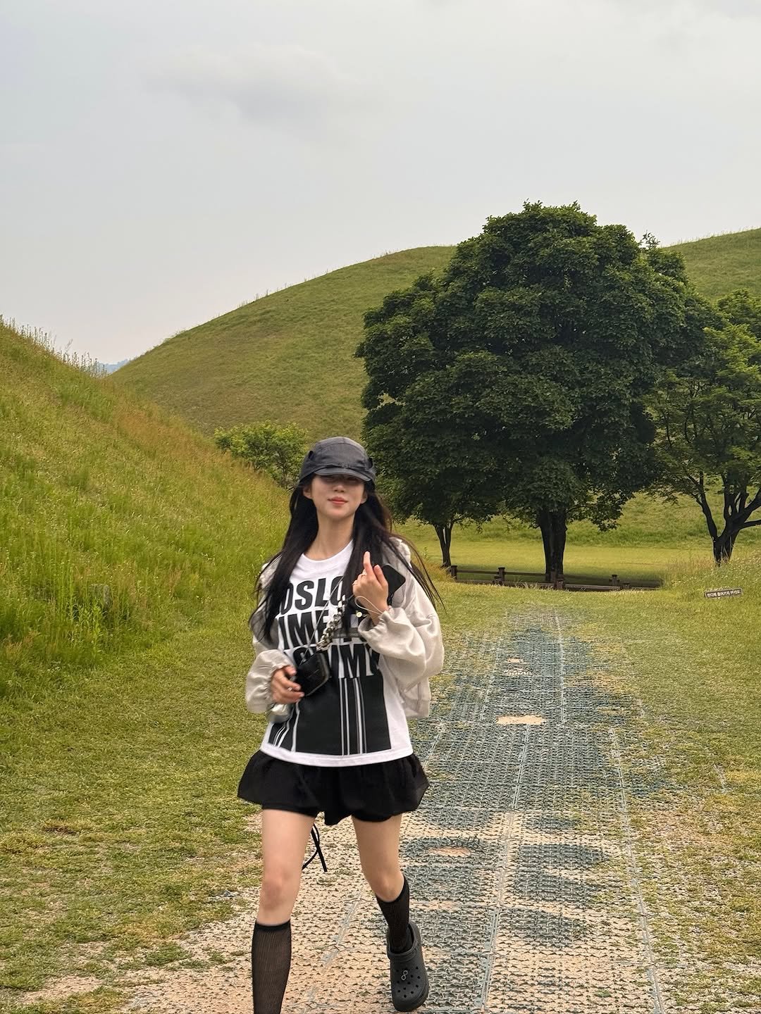 Photo by 인팁걸 on March 01, 2026. May be an image of miniskirt, outdoors and text.