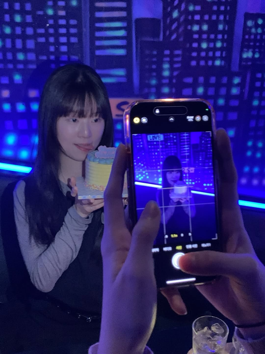 Photo by 인팁걸 on March 01, 2026. May be a selfie of phone, night and text.