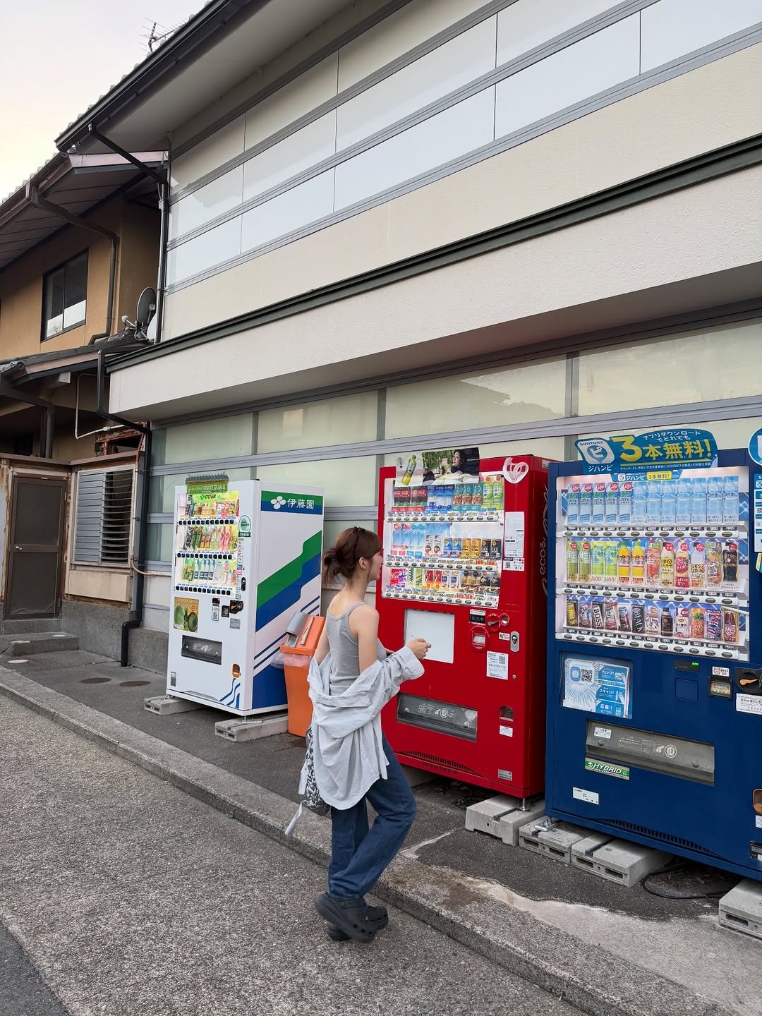 Photo by 인팁걸 on March 01, 2026. May be an image of vending machine, cash machine, street, newsstand and text.