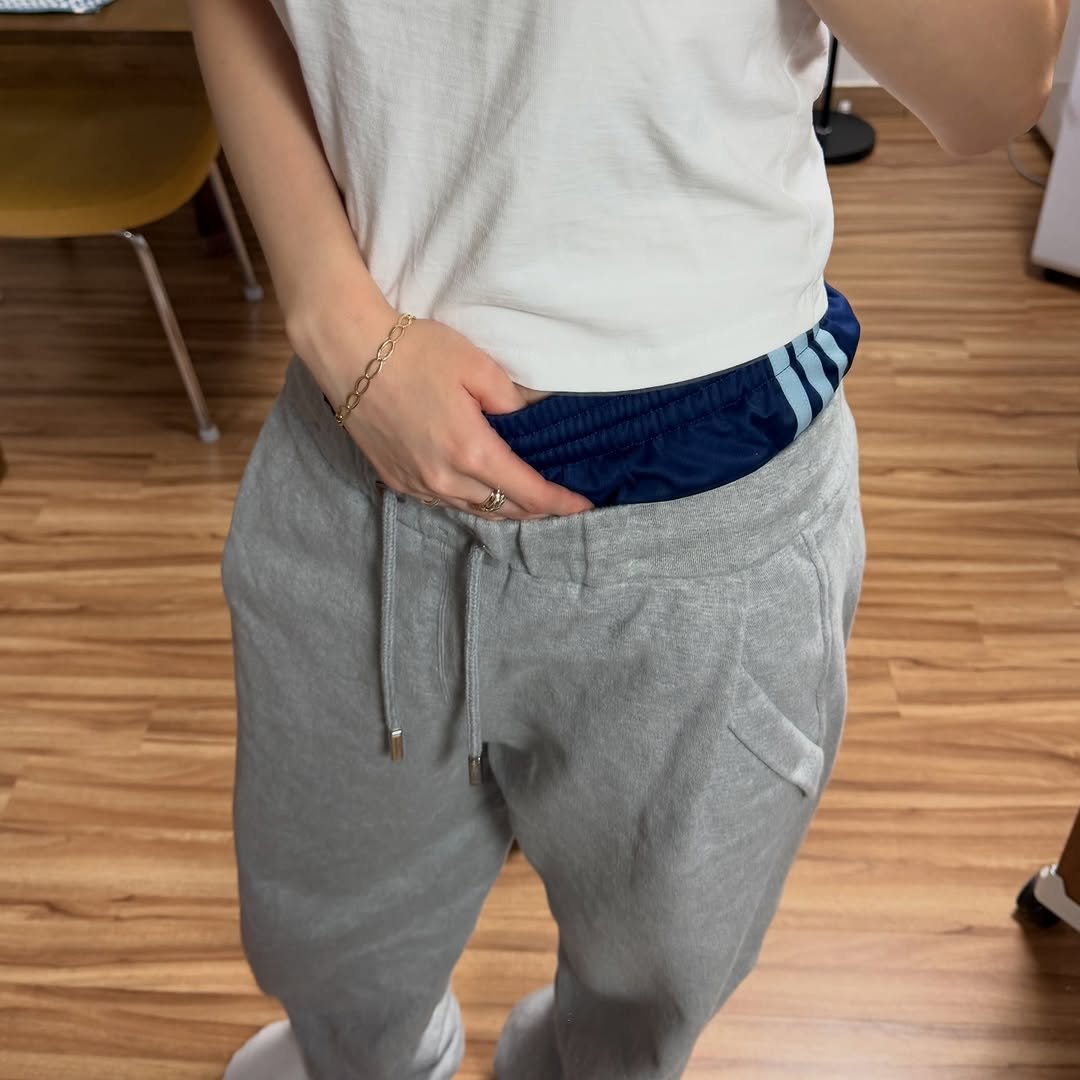 Photo by 인팁걸 on March 01, 2026. May be an image of sweatpants, drawstring, sportswear and text.