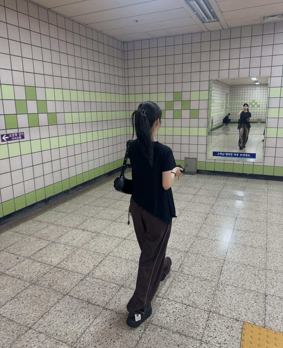 Photo by 인팁걸 on March 01, 2026. May be an image of skateboard, racket and text.