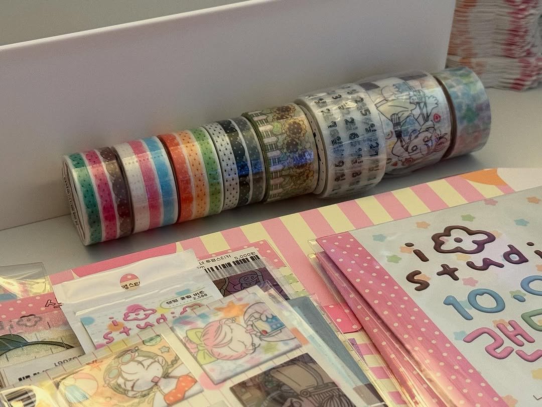 Photo by 아이오스튜디오 ◝✩ on June 13, 2025. May be an image of binder and pencil case.
