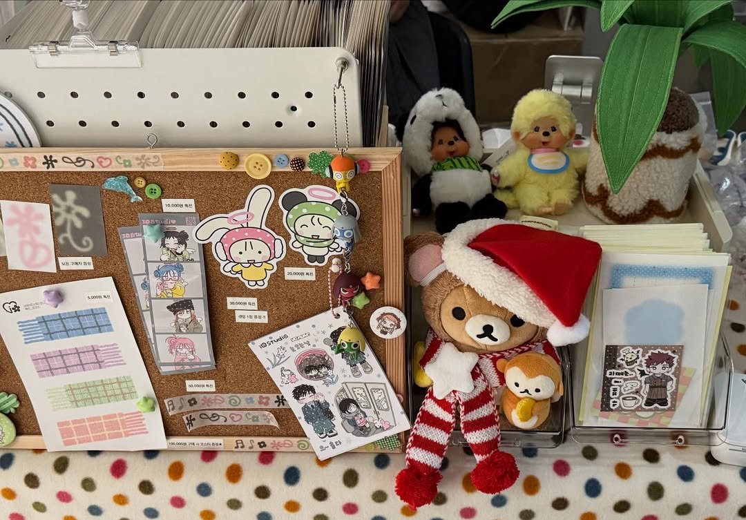 Photo by 아이오스튜디오 ◝✩ on November 30, 2025. May be an image of gingerbread cookie, toy and text.