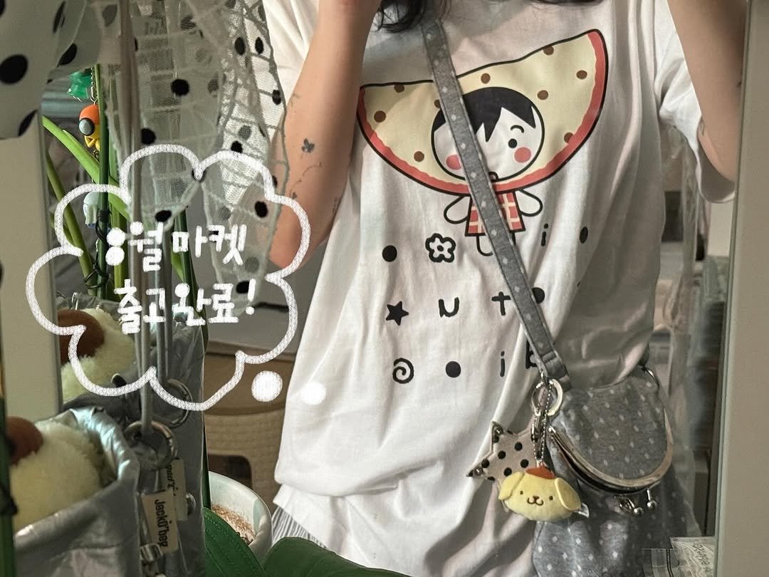 Photo shared by 아이오스튜디오 ◝✩ on September 04, 2025 tagging @io_studio__. May be an image of 1 person, purse, top and text that says '함콤마켓 멀마켓 출구완료! ม t ن'.