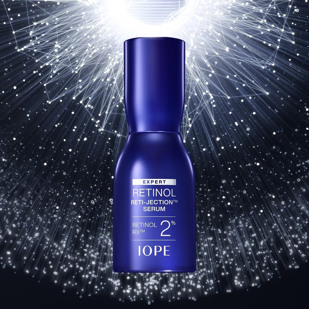 Photo by 아이오페 ɪᴏᴘᴇ on August 24, 2025. May be an image of one or more people, makeup, hair product, fragrance, cosmetics, bottle, perfume and text that says 'EXPERT RETINOL RETI-JECTIONT SERUM RETINOL 2 45 AxTm IOPE'.