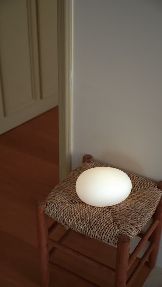 ioua.official 게시물 이미지: .
A small stone of light.
조약돌 하나로 채우는 저녁의...