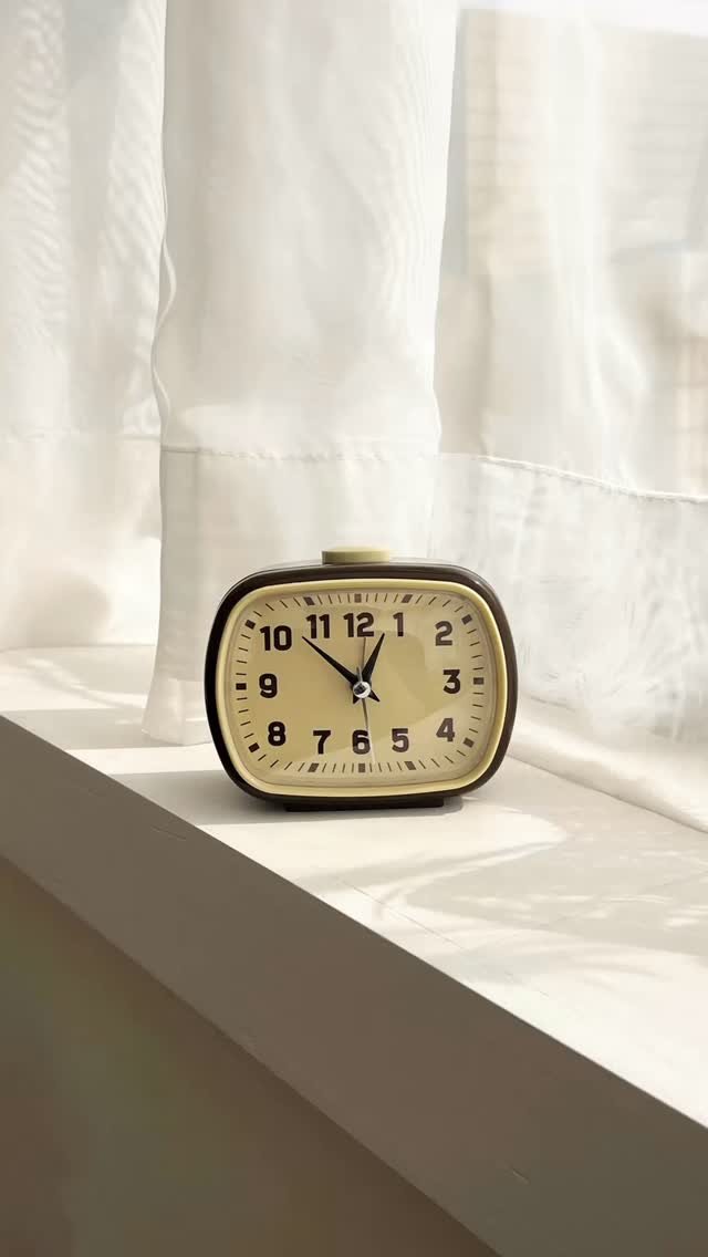 ioua.official 게시물 이미지: .
계절이 예쁠수록
더 빠르게 흐르는 시간

1973 레트로 알람클락...