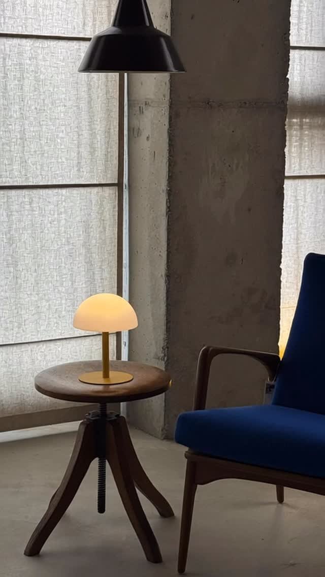 ioua.official 게시물 이미지: .
선선해진 공기가 느껴지는 저녁
로맨틱한 올드돔 램프와 함께.

올드돔 레트로...