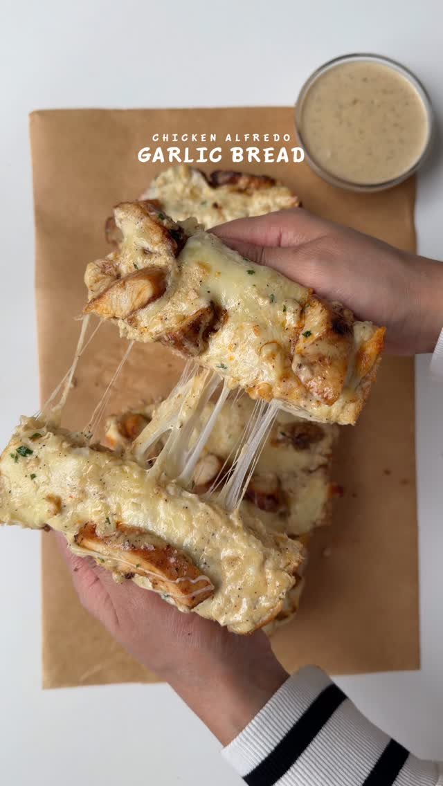 iramsfoodstory 게시물 이미지: Chicken Alfredo Garlic Bread

Ingredients...