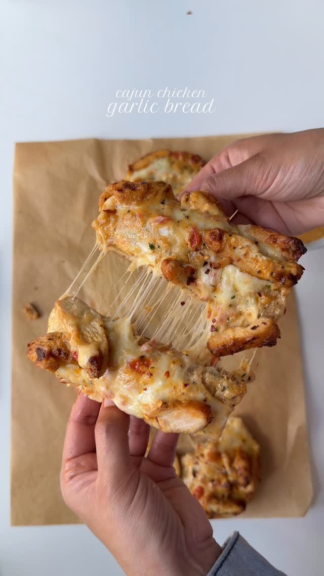 iramsfoodstory 게시물 이미지: Cajun chicken garlic bread 🥖 

Ingredients...