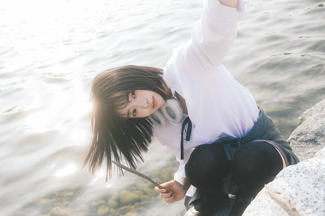 Photo shared by 네오 on April 12, 2026 tagging @hana.bi____. May be an image of one or more people, braids, lake and text.