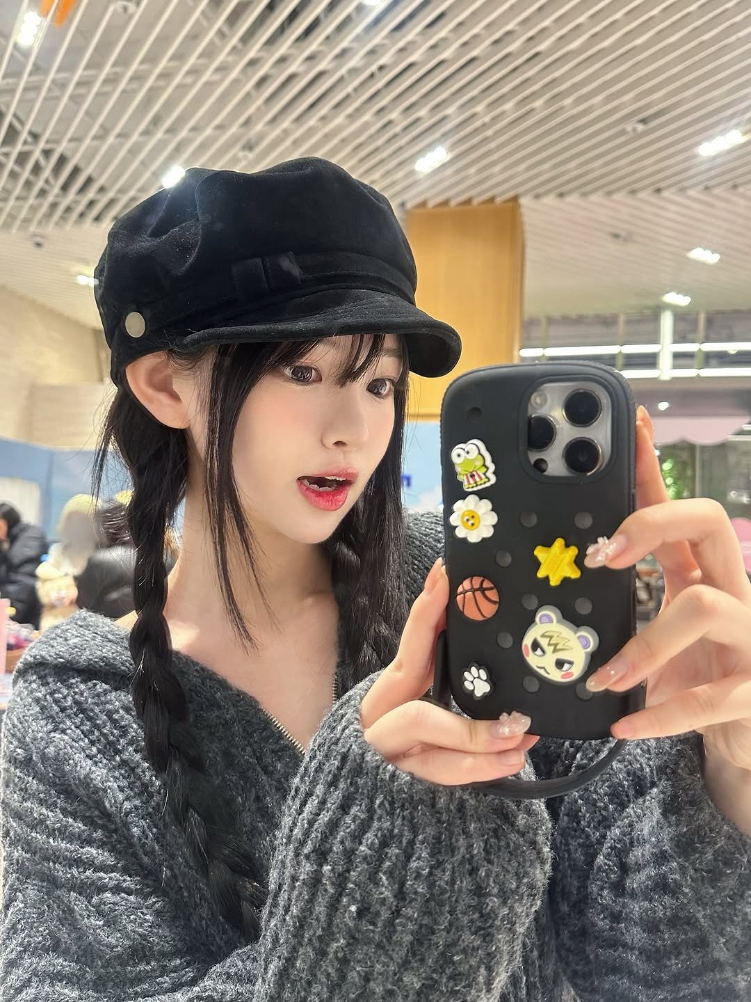 Photo shared by 네오 on December 19, 2025 tagging @crocskorea, and @b_d.uk. May be a selfie of phone, hat, beret and text.