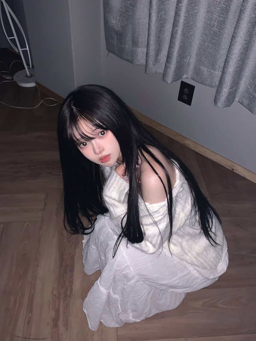 Photo shared by 네오 on December 26, 2025 tagging @oz._.xx. May be an image of one or more people, hair, costume, dress and text.