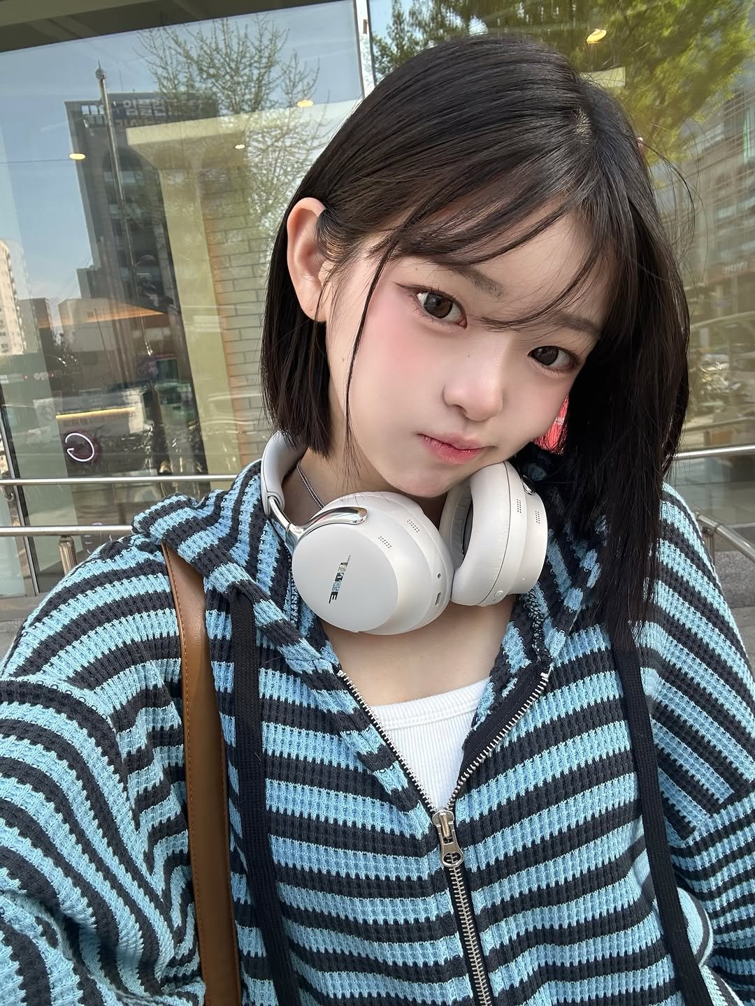 Photo by 네오 on April 18, 2026. May be an image of one or more people, hair, duffle coat, phone, parka and text.