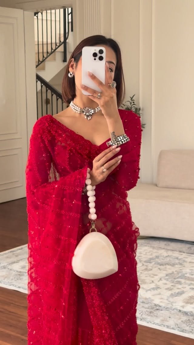 ishaborah 게시물 이미지: Straight out of 90’s love song 🌹

Saree:...