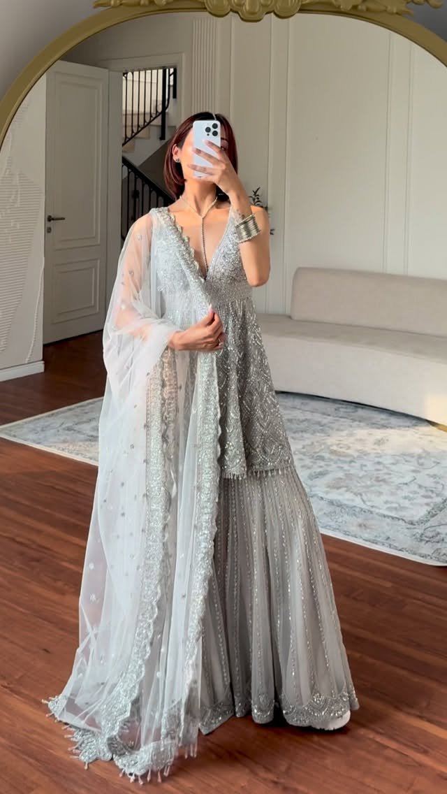 ishaborah 게시물 이미지: Just waiting for a wedding invite...