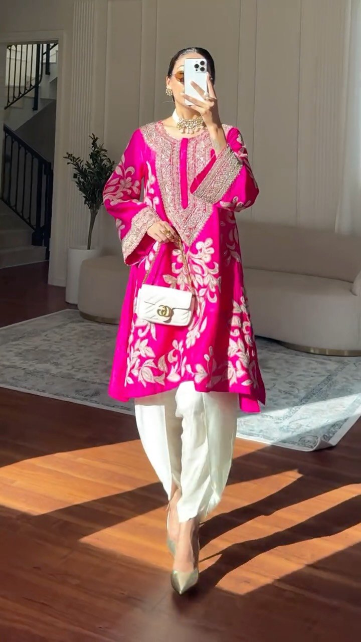 ishaborah 게시물 이미지: Help me pick a look please 🫶🏻
Both outfits...