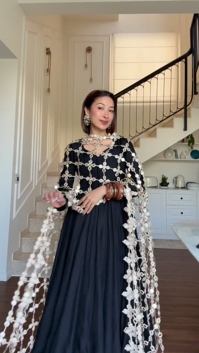 ishaborah 게시물 이미지: When in doubt, desi black 🖤

Outfit: @idaho_o...