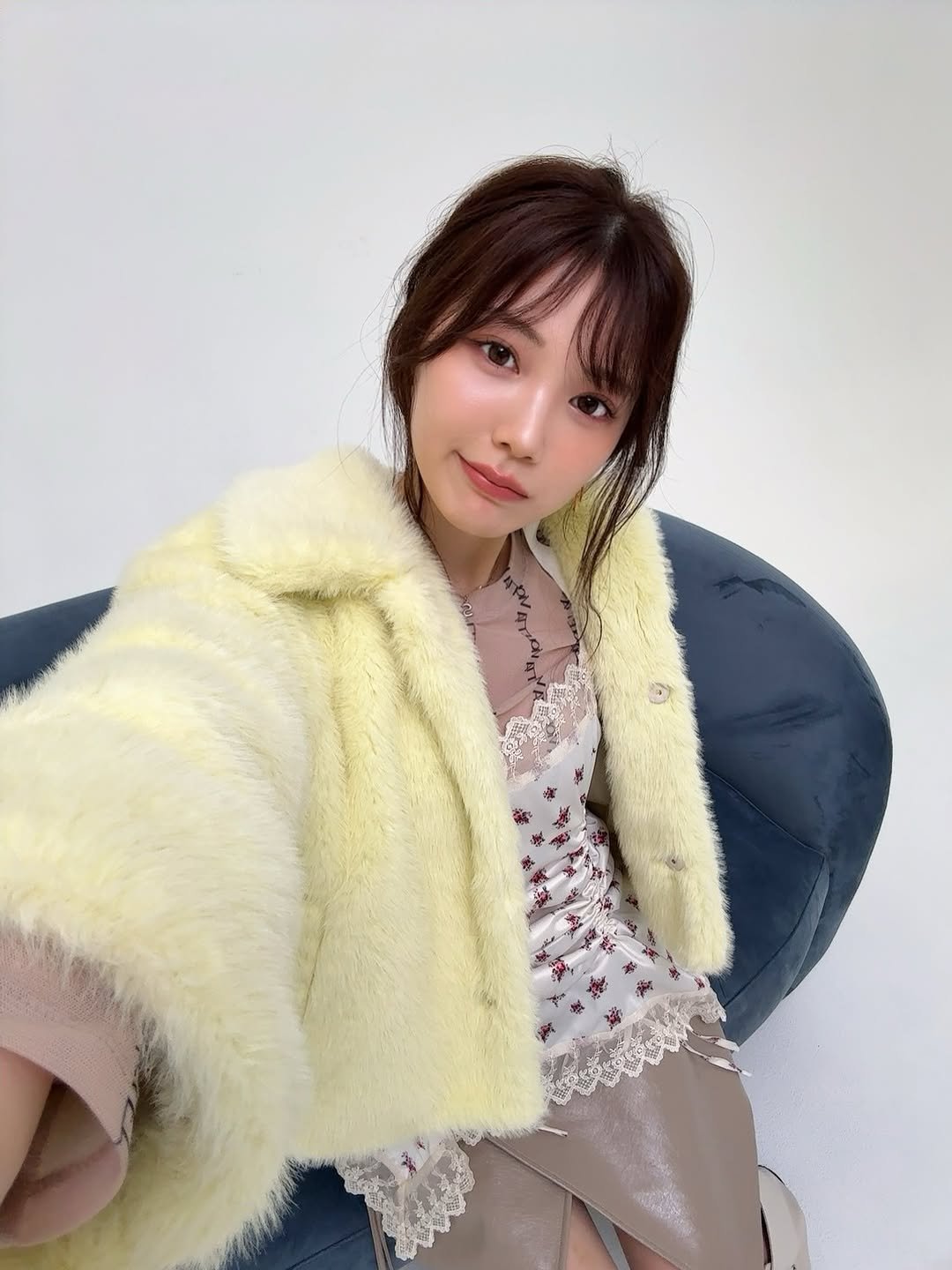 Photo by 石川澪 on November 30, 2025. May be an image of one or more people, braids, duffle coat and goosedown coat.