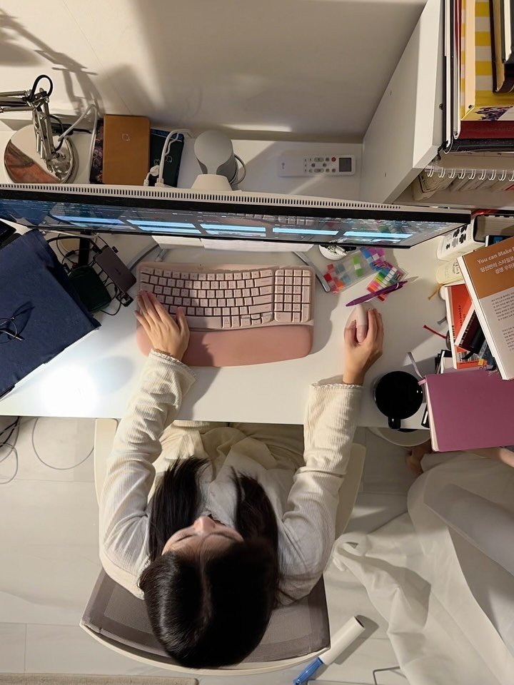 isolchoe 게시물 이미지: 하루종일 일하고 들어와서 업무 마무리 + 힐링 타임 with 책과 일기장

요즘...