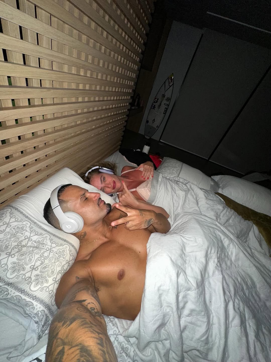 Photo by Italo Ferreira on December 31, 2025. May be an image of one or more people, people sleeping, robe, mattress, bath robe, bedroom and text.