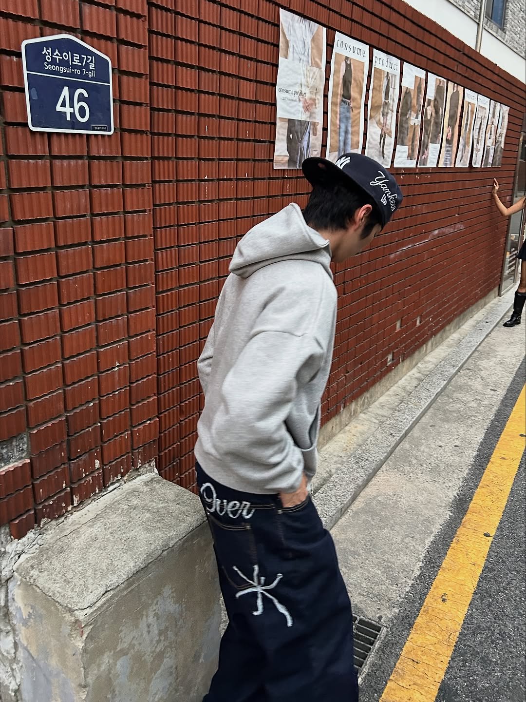 Photo by 정재훈 | CAON on September 19, 2025. May be an image of 2 people, duffle coat, sweatpants, fleece, sweatshirt, sweatsuit, parka, street and text.