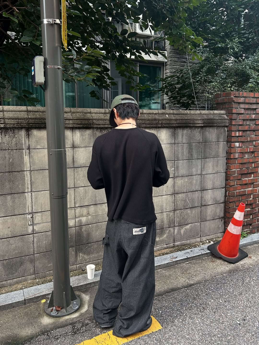Photo by 정재훈 | CAON on September 24, 2025. May be an image of 1 person, parking meter, street, curb, telephone pole and text.