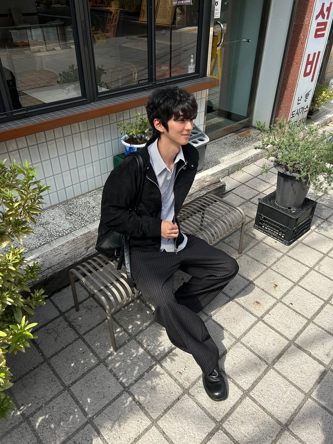 Photo by 정재훈 | CAON on September 15, 2025. May be an image of 1 person, wingtip shoes, duffle coat, overcoat, cigarette, suit, blazer and text.