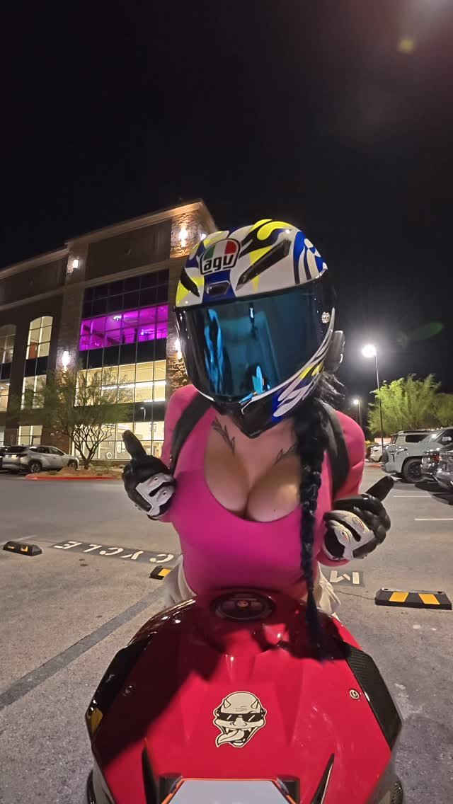 itskarlianne 게시물 이미지: she could never be me😽…
•
•
•
#bike #biker...