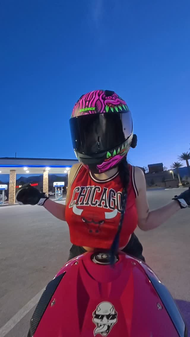 itskarlianne 게시물 이미지: we should race to a concert😼…
•
•
•
#bike...