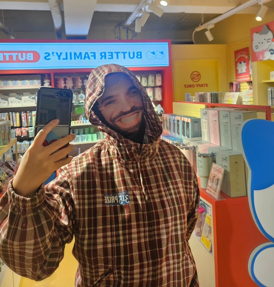 Photo by 이태이(tae) | 다이어트하는 콘텐츠PD on October 06, 2025. May be a selfie of duffle coat, flannel, butter, parka, raincoat, bath robe and text.