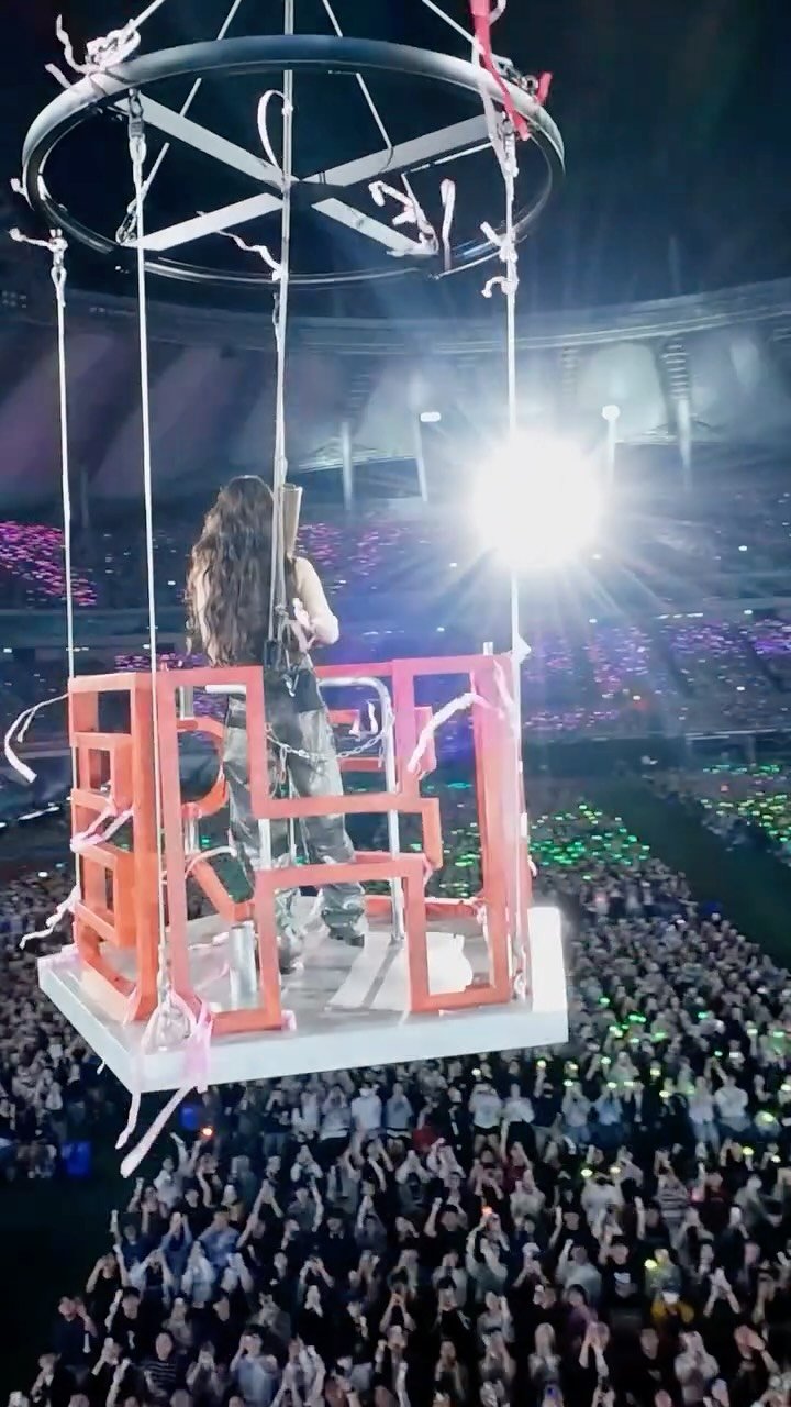 iu_edamofficial 게시물 이미지: ⠀ 
IU ’홀씨(Holssi)‘ Live Clip Shorts ver.2 
⠀...