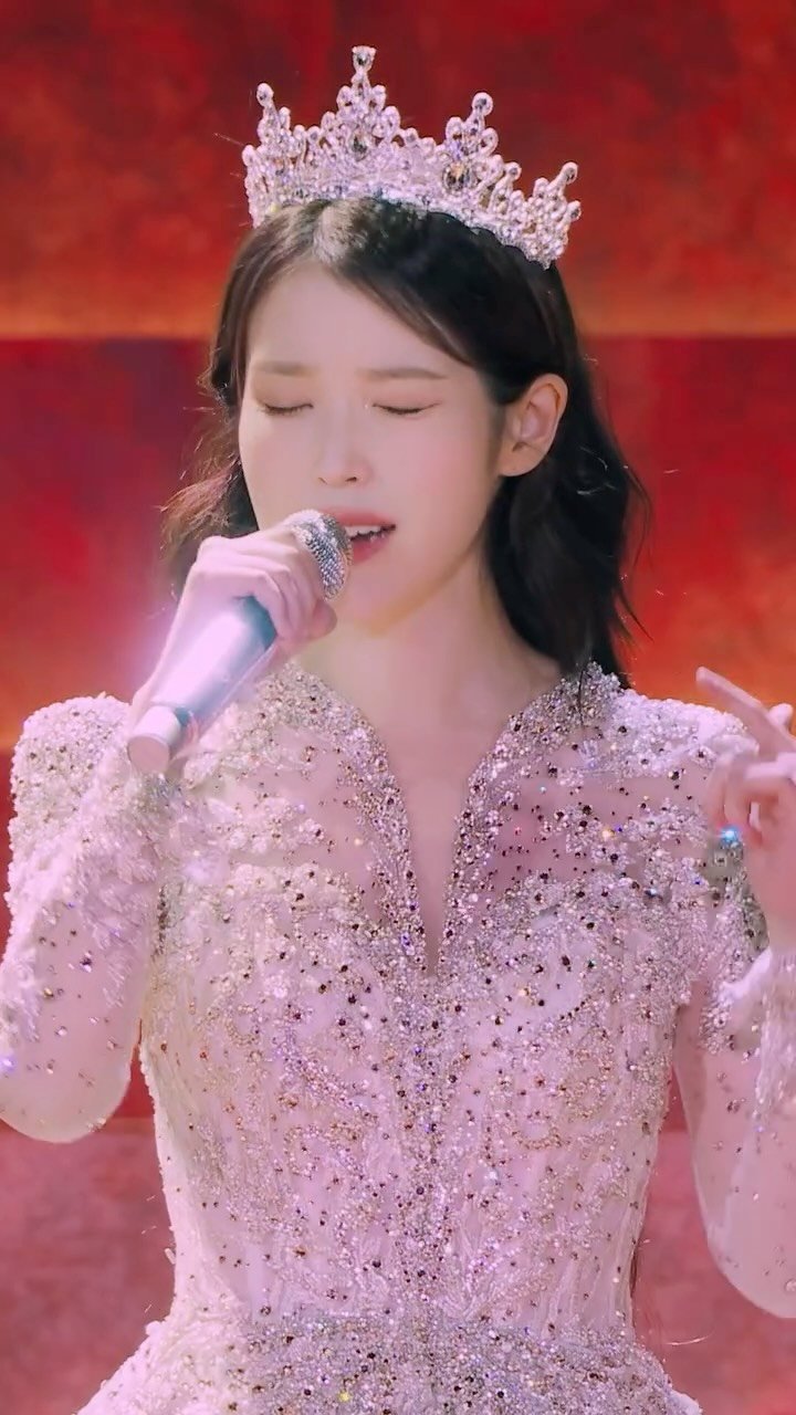 iu_edamofficial 게시물 이미지: ⠀ 
IU 'Last Fantasy' Live Clip Shorts ver.
⠀...