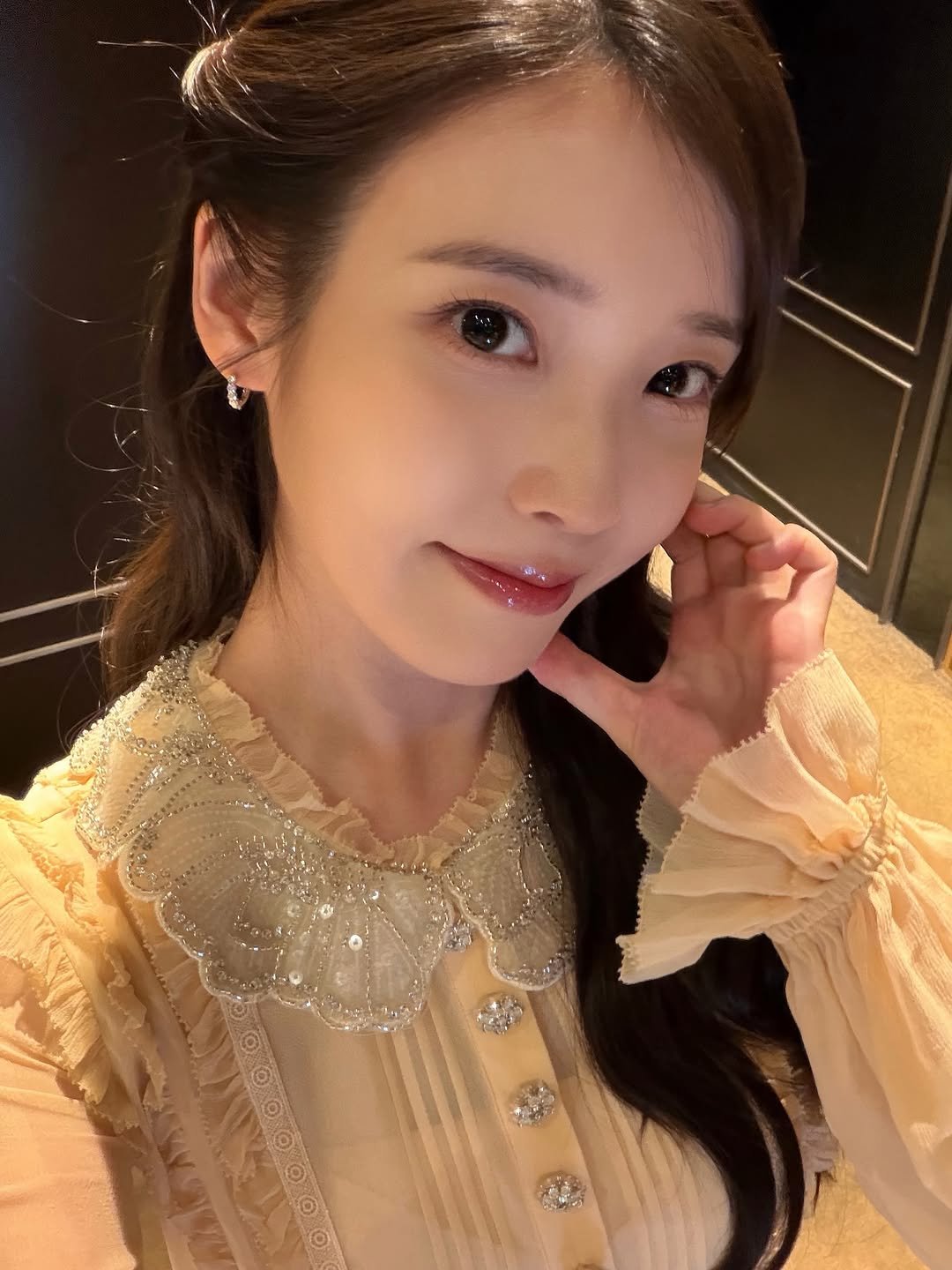 iu_edamofficial 게시물 이미지: ⠀
[📷]
260516 <해피 아이유 데이> 미니 팬미팅
⠀
유애나들과 함께
즐거운...