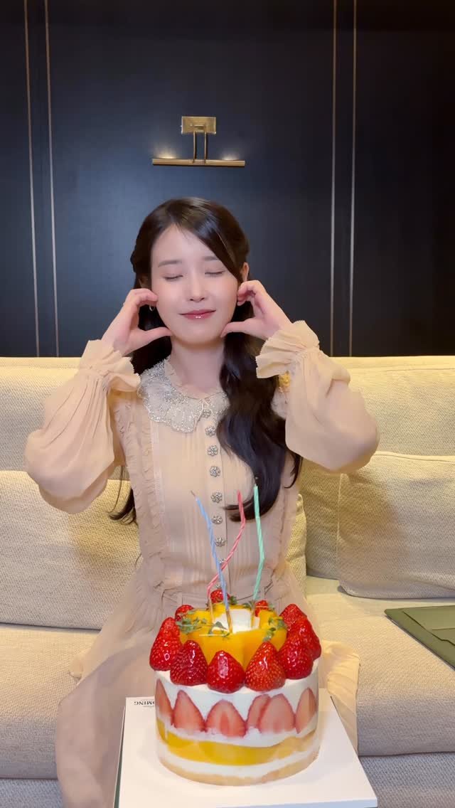 iu_edamofficial 게시물 이미지: ⠀
1년에 한 번뿐인 오늘🎂 Happy Birthday to IU
⠀
#아이유...