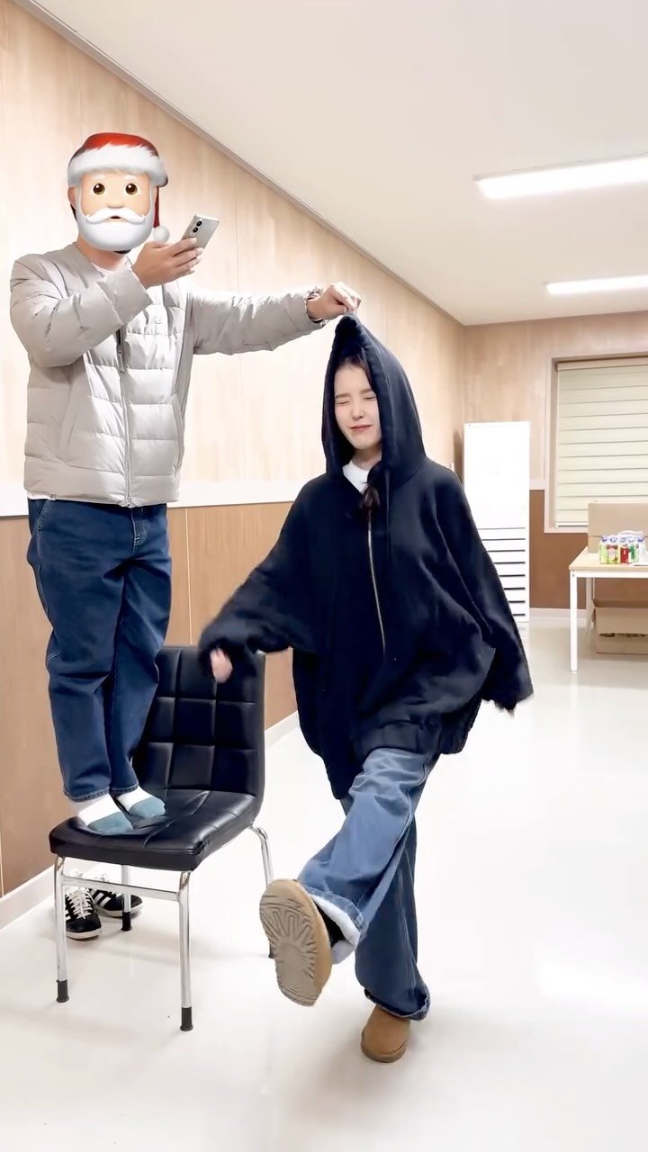 iu_edamofficial 게시물 이미지: ⠀ 
험난했던(?) 아이유의 챌린지 과정💦
⠀ 
#아이유 #IU 
#키링챌린지 #쉽지않았어