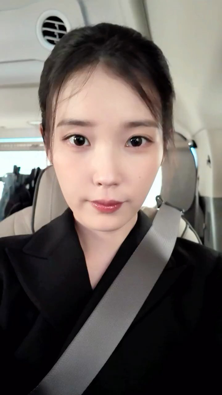 iu_edamofficial 게시물 이미지: ⠀
이게 아닌데.. 정말 아닌데🖐
⠀
#아이유 #IU
#청룡시리즈어워즈 #핸드프린팅