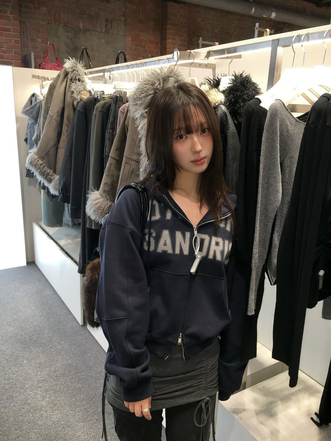 Photo shared by 믾의 minhee on November 04, 2025 tagging @musinsa.official, and @sandric_kr. May be an image of duffle coat, goosedown coat, jacket, fur, parka, sweatshirt and text.