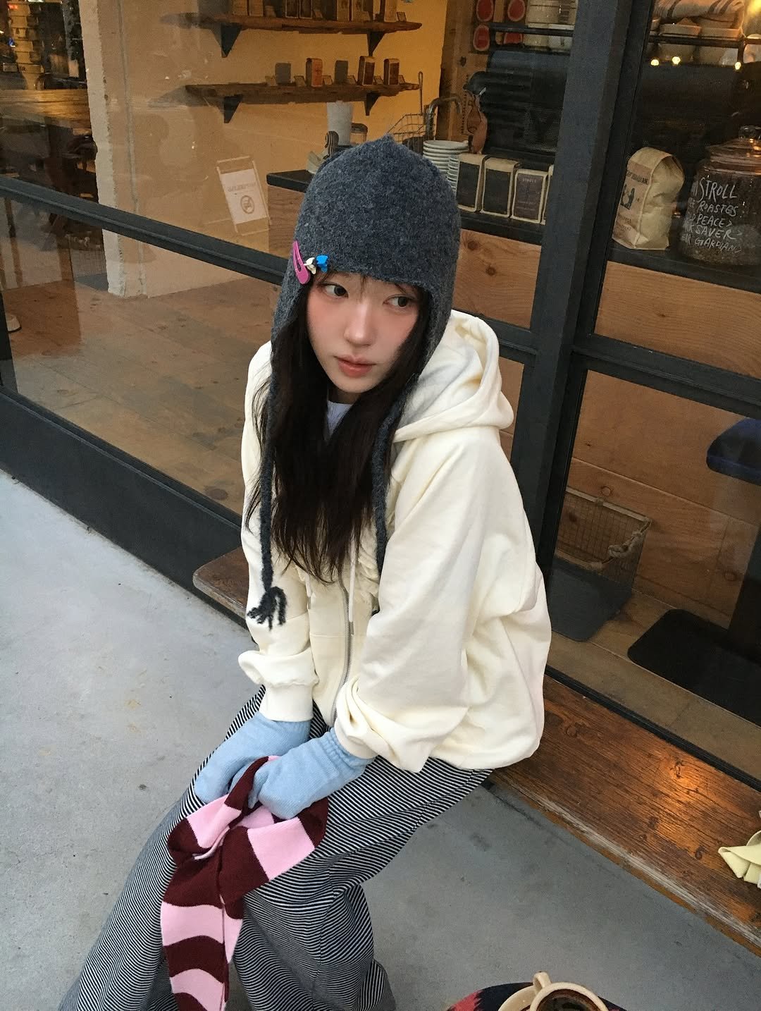 Photo shared by 믾의 minhee on October 24, 2025 tagging @flareup_official, @fennecseoul, and @fennecjapan. May be an image of hat, duffle coat, scarf, poncho, fleece, beret, cloak, knit, parka and text.