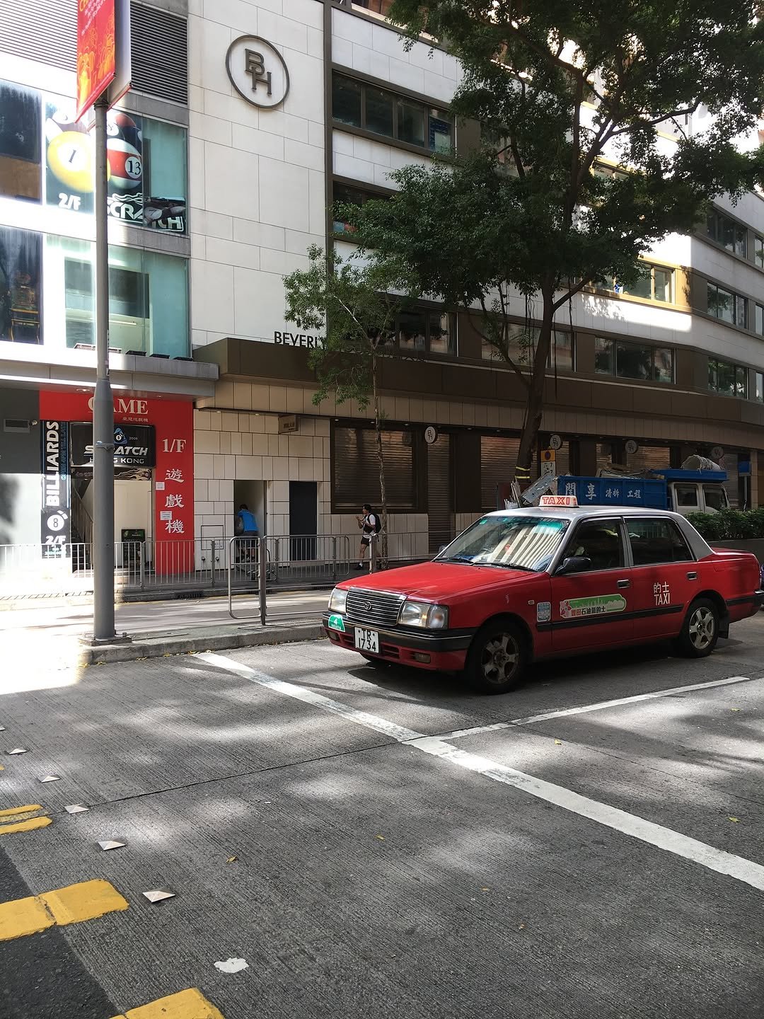 Photo by 믾의 minhee on October 28, 2025. May be an image of parking meter, street and text.