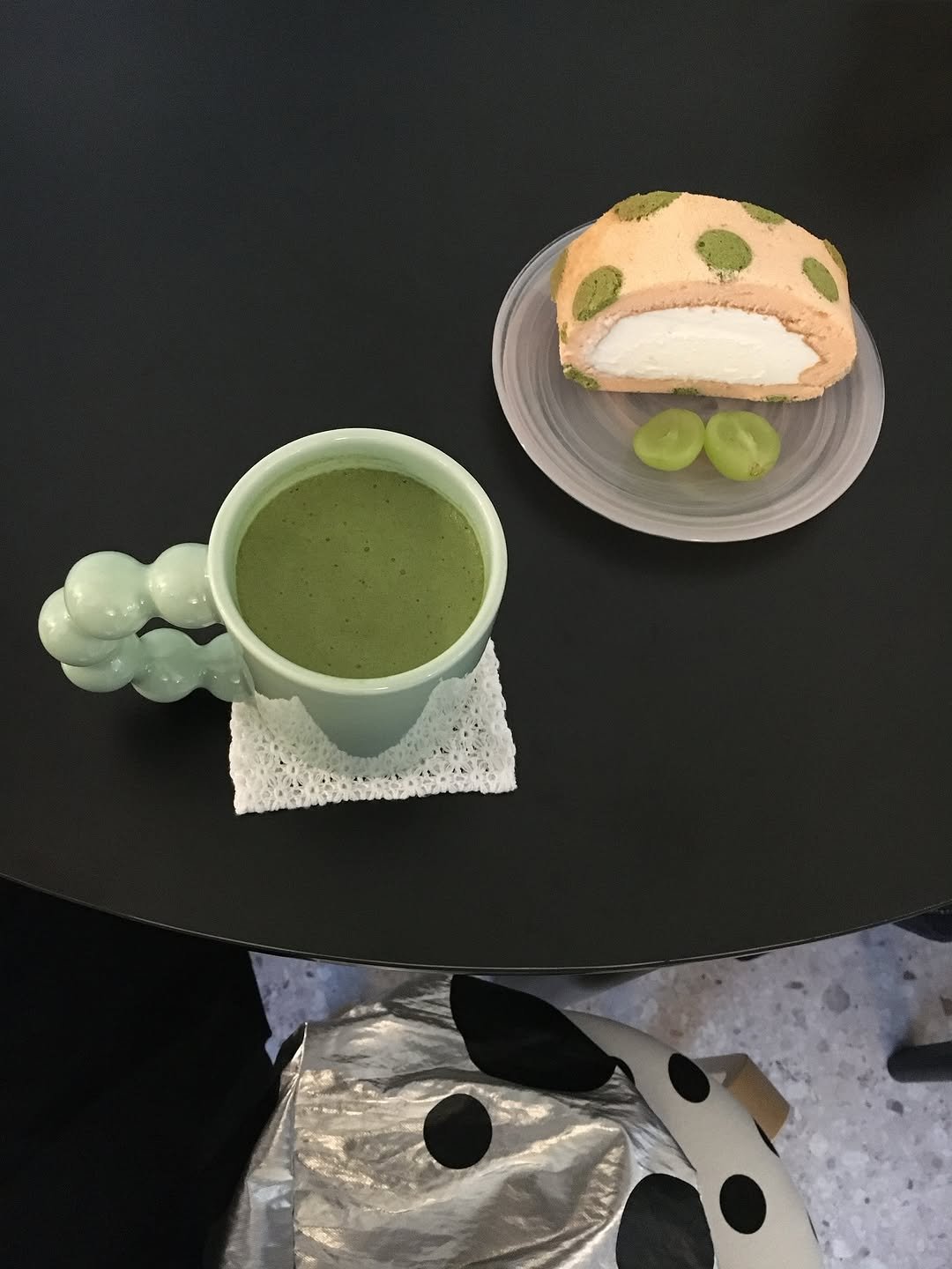 Photo by 믾의 minhee on November 12, 2025. May be an image of dessert, tea, teacup and text.